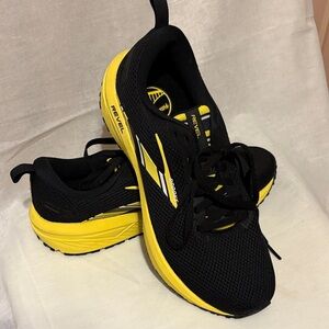 Brooks Pittsburgh Revel Black and Yellow Running Shoes Sz 9 EU 40.5